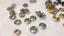 Load and play video in Gallery viewer, HIGH END KOREAN STYLE  MAGNETIC / TWIST ON SNAP  $2.75/1 PIECE
